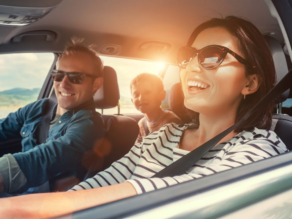 Familie unterwegs im Auto