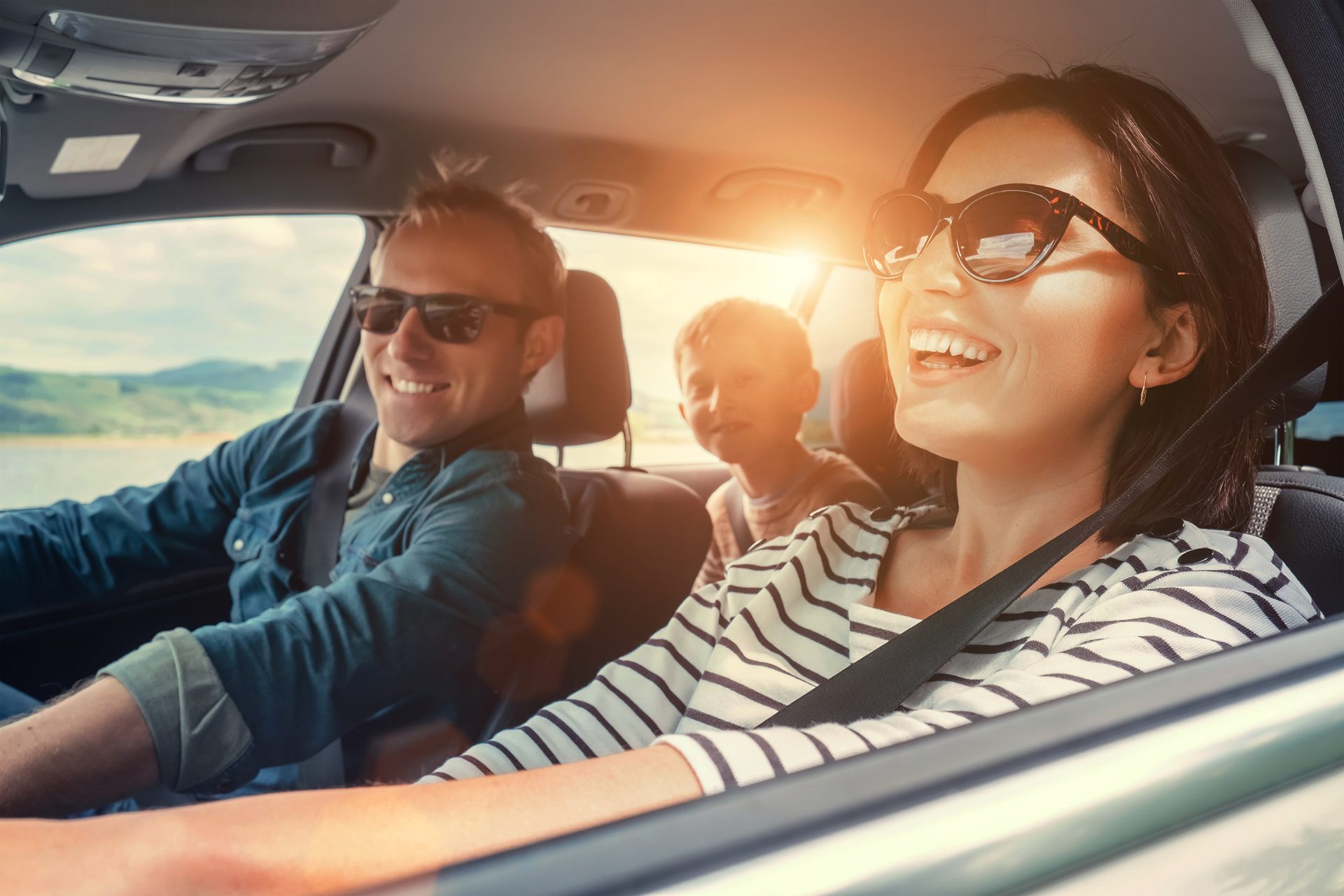 Familie unterwegs im Auto