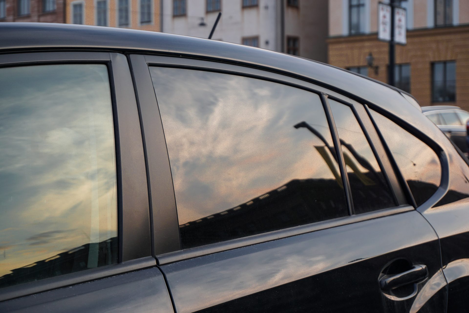 Fahrzeug mit getönten hinteren Seitenscheiben
