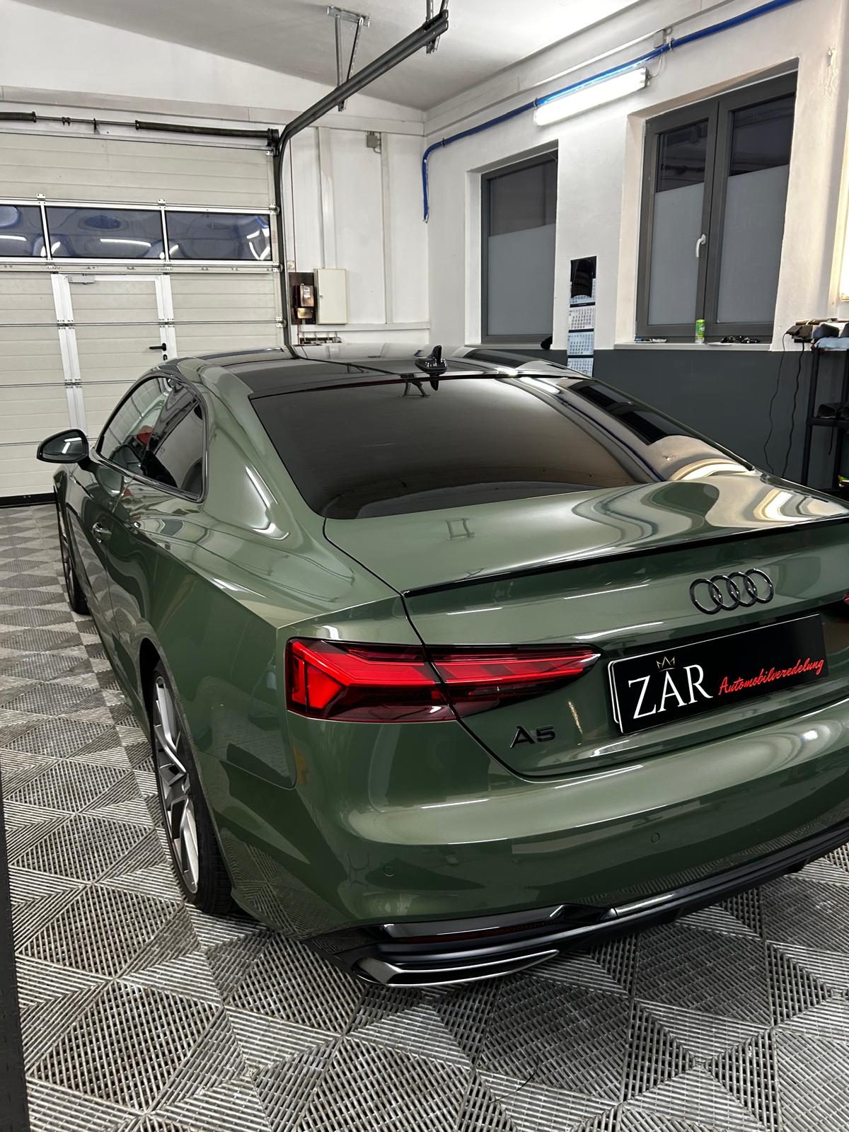 Derselbe grüne Audi A5 mit dunkel getönter Heckscheibe und hinteren Seitenscheiben nach der Scheibentönung
