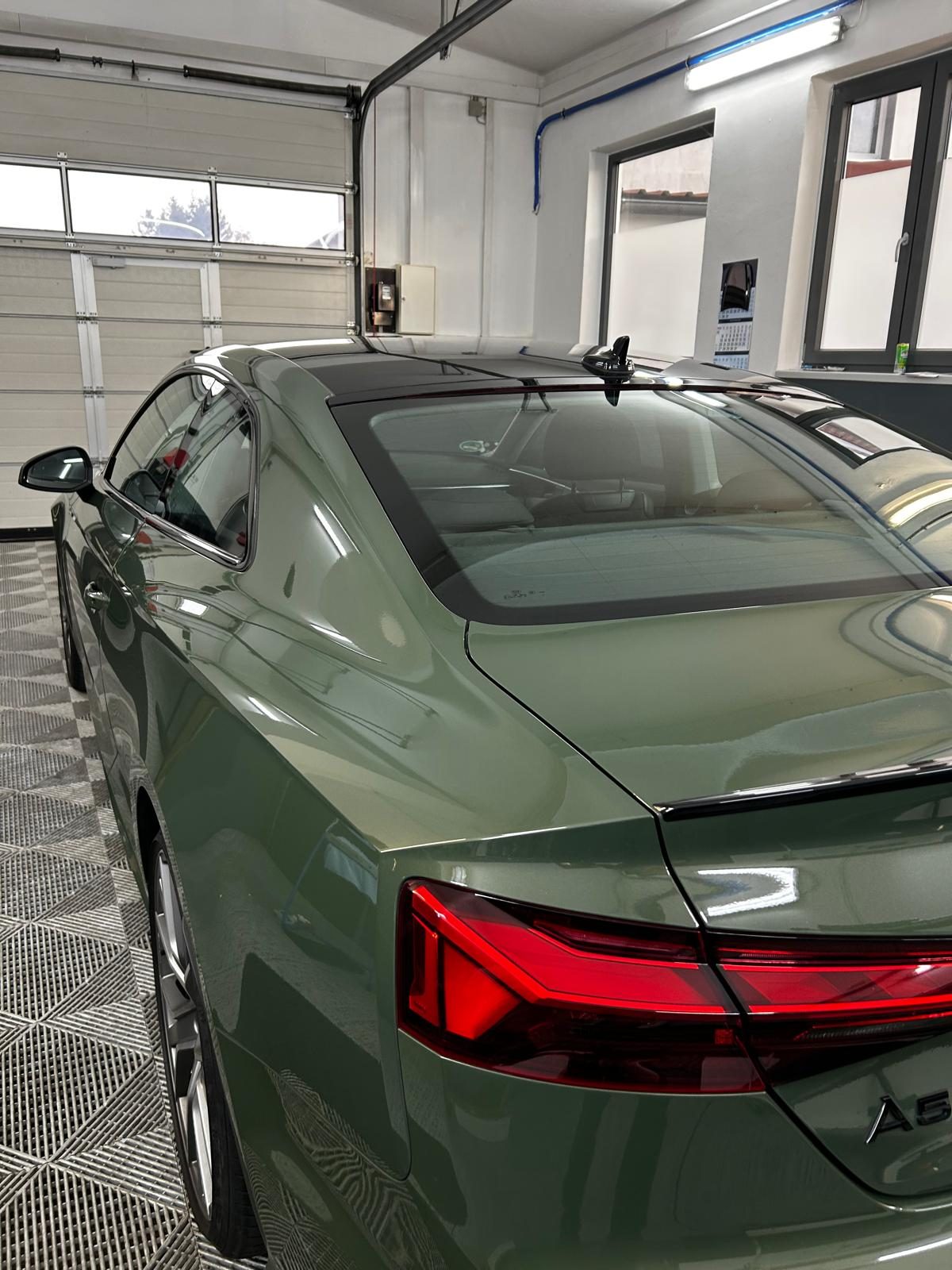 Grüner Audi A5 mit klarer Heckscheibe und hinteren Seitenscheiben vor der Scheibentönung